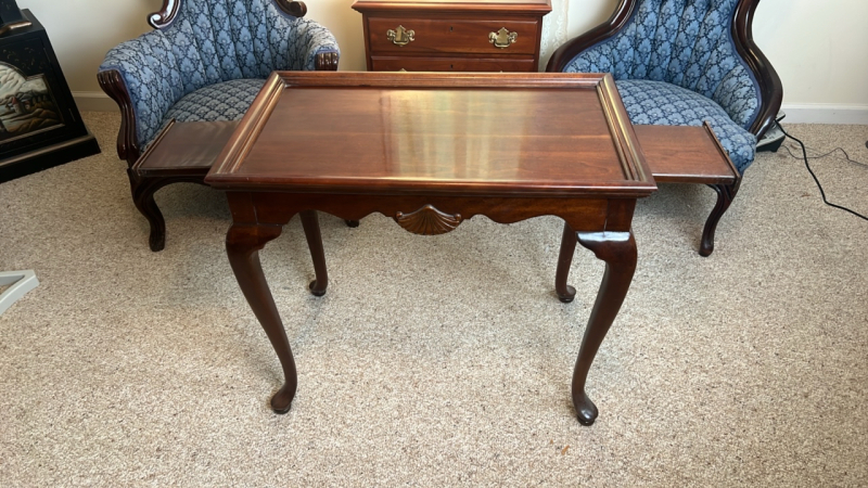 Queen Anne Style Wooden Table w/ Pull-Out Extentions