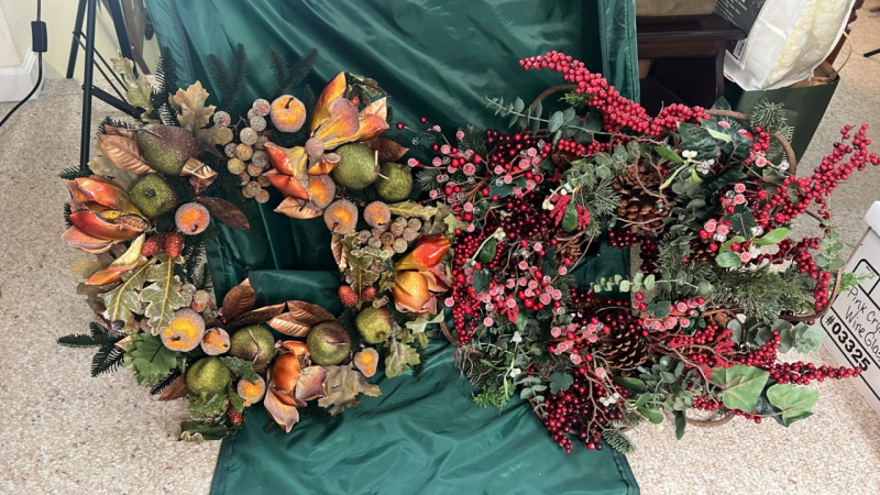 Wreaths (2) w/ Heavy Duty Wreath Bag