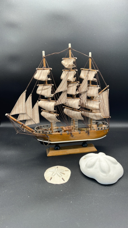 Frigata Siglo XV II Ship Model with Seashells