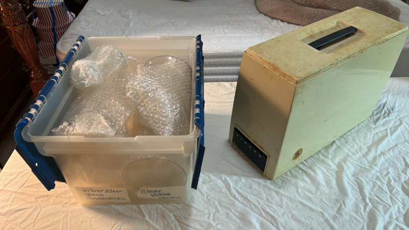 Vintage Singer Sewing Machine and Assorted Glass Pieces