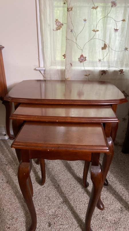 Queen Anne Style Wooden Nesting Tables (3)
