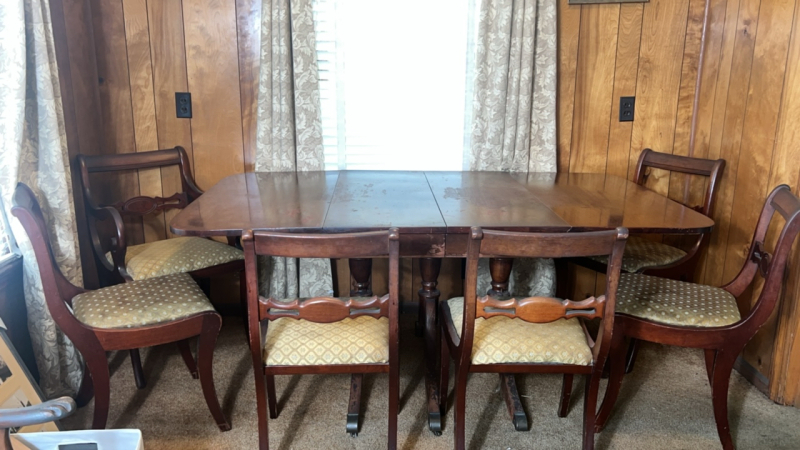 Wooden Dining Room Table w Chairs