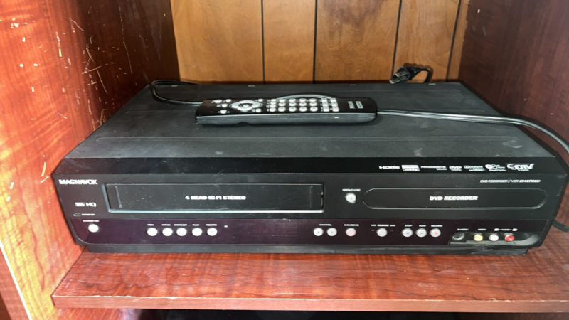 Magnavox VHS/DVD Recorder w/ Remote