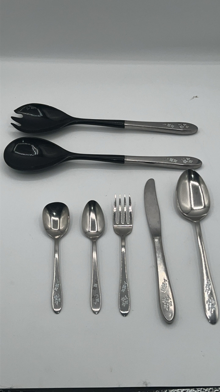 Oneida Lasting Rose Silverware Set