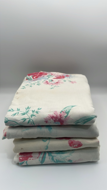 4 Vintage Tablecloths & Complimentary Doilies