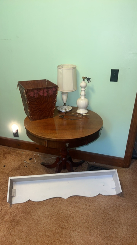 Round Claw Foot Side Table w/ Table Lamps & Wooden Shelf