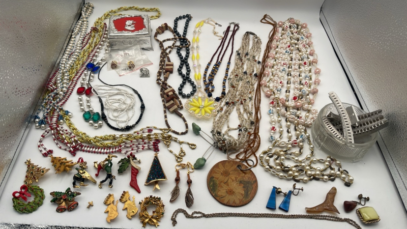 Beads, Pins, Clips & Trinkets
