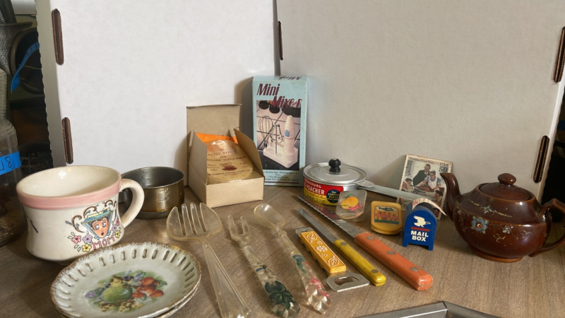 Bakelite knives & kitchen items