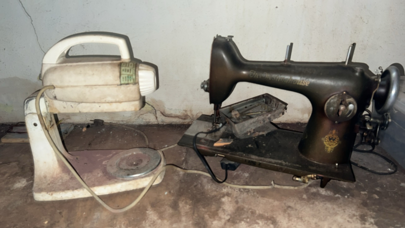 Vintage sewing machine & blender