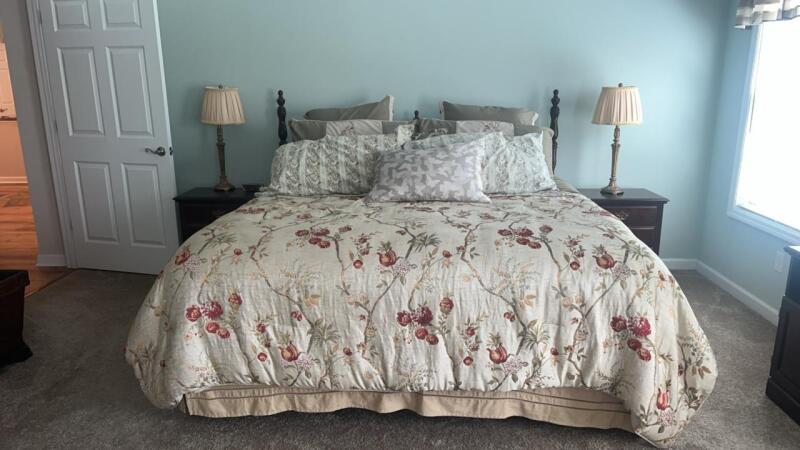 Broyhill Queen Bedroom Suite Bed Nightstands Mirror