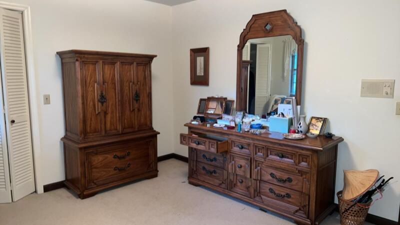 Thomasville wooden bedroom suit