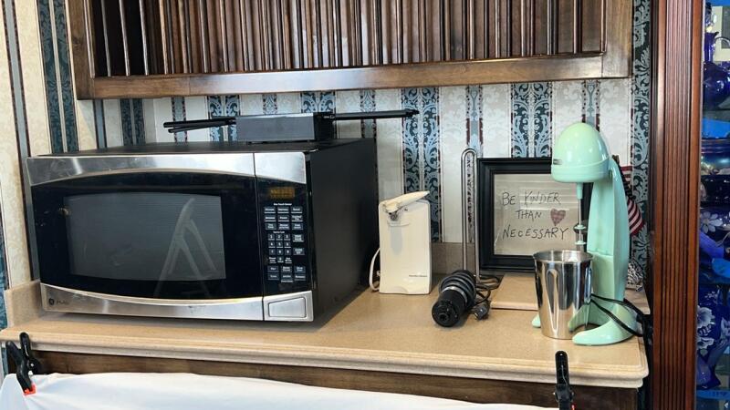 GE Microwave, Kitchen Appliances & Home Decor