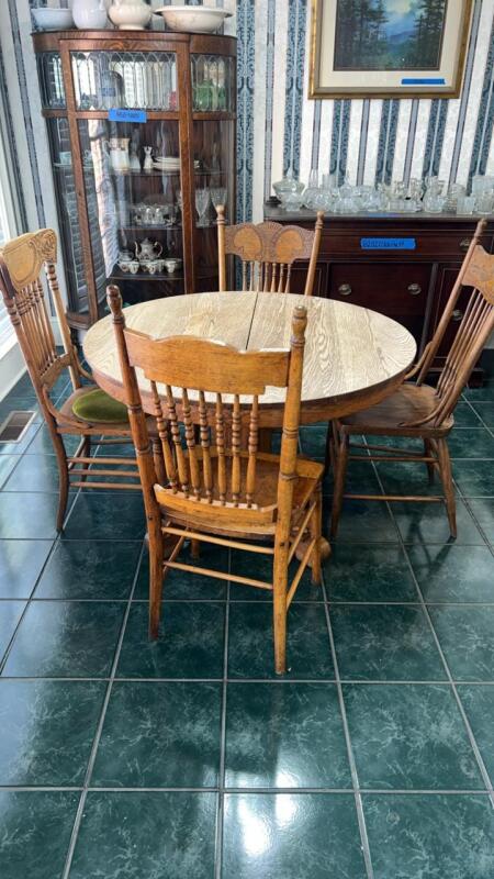 Wooden Dining Room Table w/ Chairs (4)