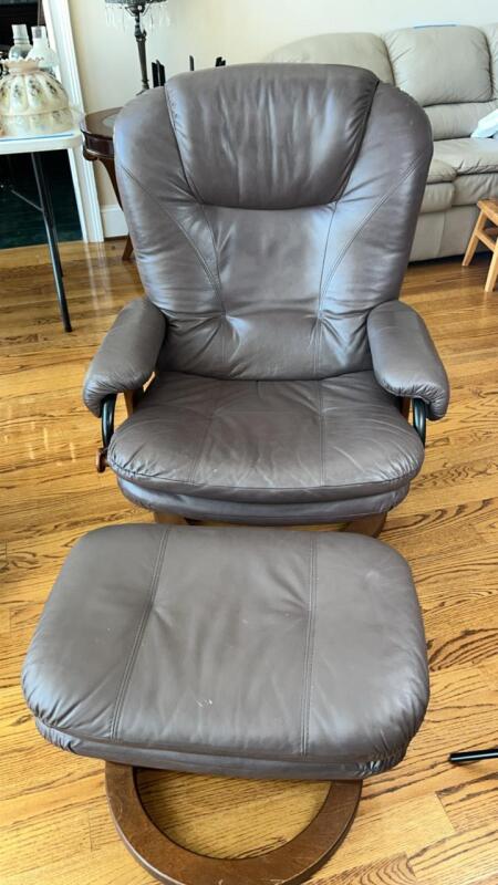 Brown Leather Recliner Chair w/ Matching Ottoman