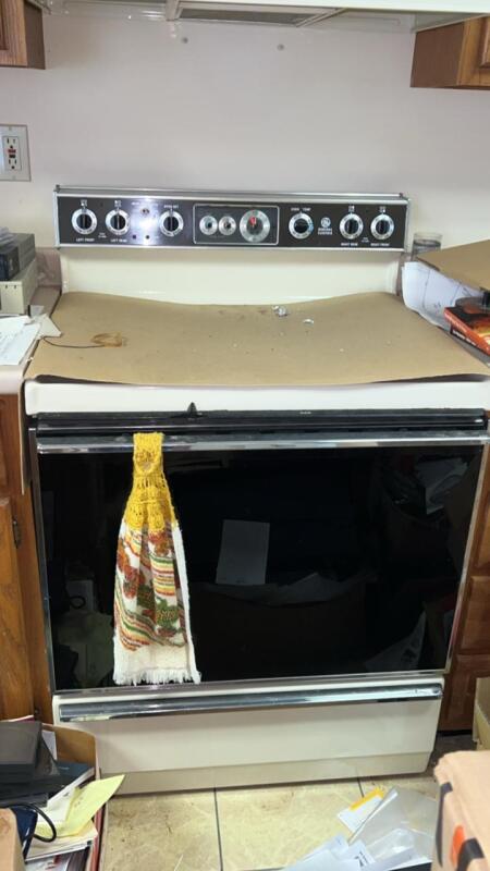 General Electric Range w/ Corning Ceramic Cooktop