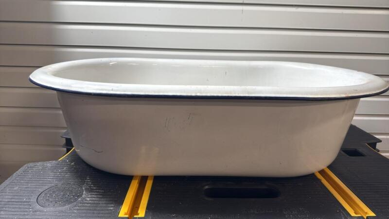 Enamel wash tub