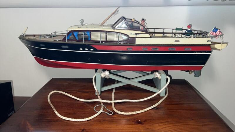 Lindberg 1/20 scale Chris Craft Constellation Model Boat