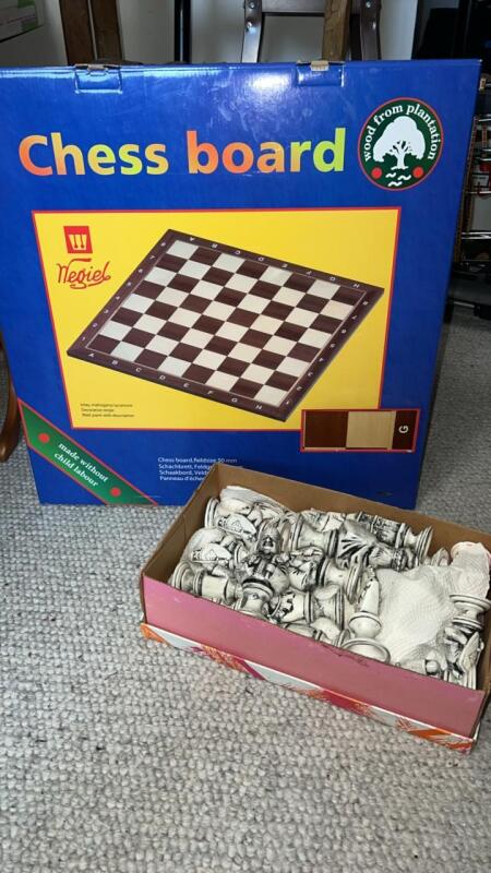 Chessboard & Ceramic Chess Pieces