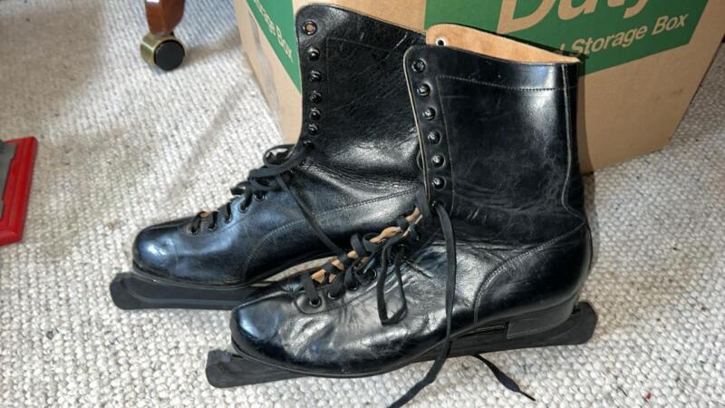 Vintage Davega Collegiate Ice Skates