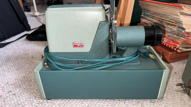 Argus 300 Slide Projector w/ Hard Shell Case