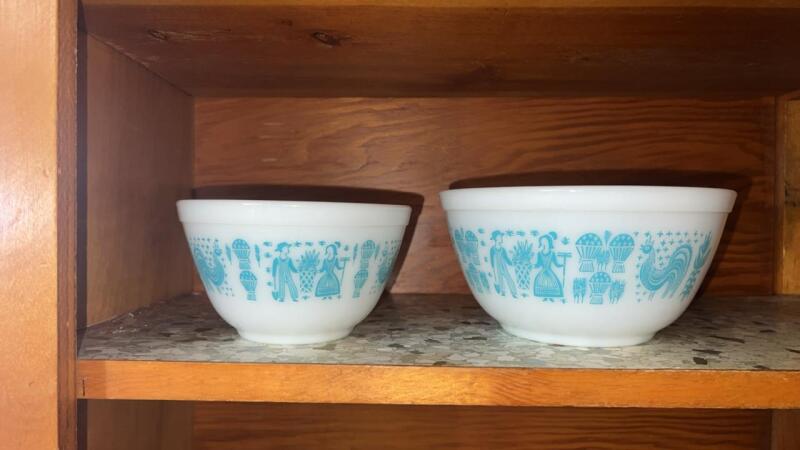 Vintage Pyrex Amish Butterprint Nesting Mixing Bowls (2)