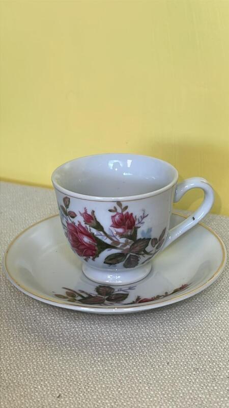 Tea Cups & Saucers (5)