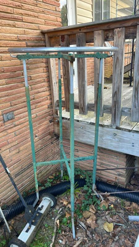 round metal clothing rack