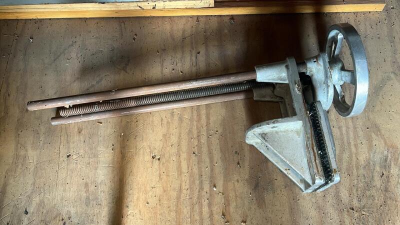 Rapid-acting woodworking vise