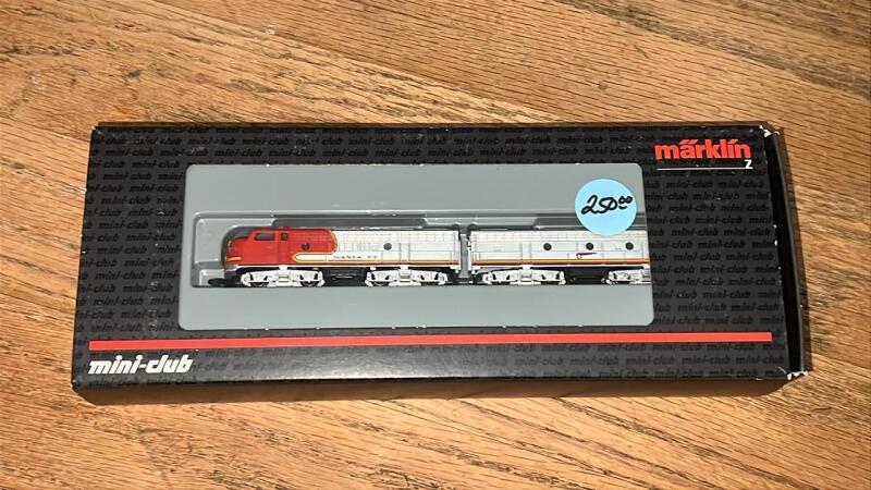 M&Atilde;&curren;rklin Mini-Club Z scale Santa Fe EMD F7 diesel locomotive 88606