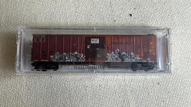 Micro-Trains N-scale model of a Chicago & North Western 2-bay covered hopper
