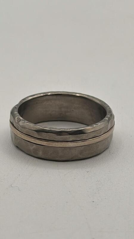 Men&acirc;&euro;&trade;s Ring